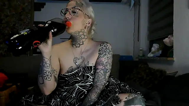 RoxxyInk online show from April 13, 2026, 10:03 pm