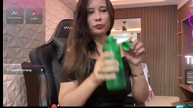 Snapshot of Leilacharlotte chatting on February 15, 2026, 9:36 pm Leilacharlotte online show from February 15, 2026, 9:36 pm