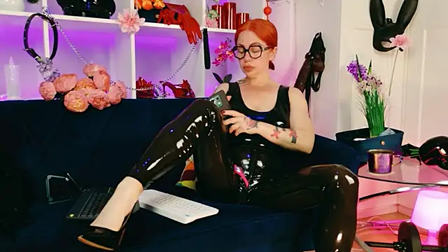 Snapshot of Ella__Kross chatting on May 2, 2026, 5:23 am Ella Kross online show from May 2, 2026, 5:23 am
