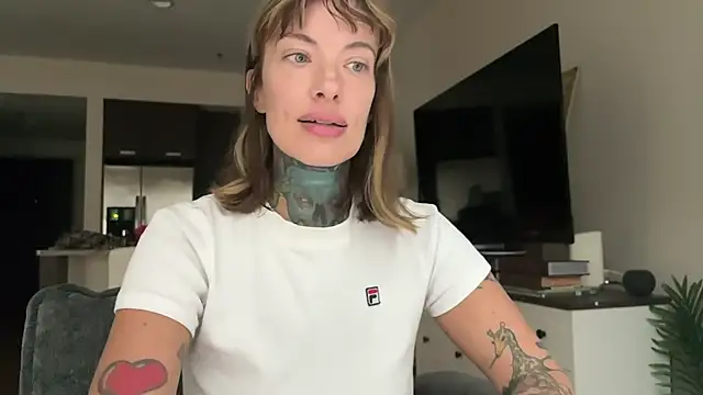 Snapshot of airgeadx chatting on November 8, 2025, 3:04 pm airgeadx online show from November 8, 2025, 3:04 pm