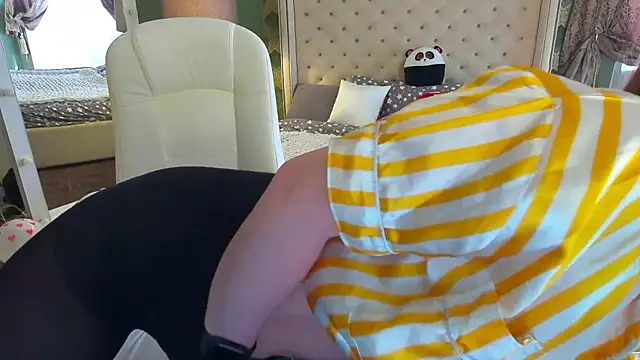 MiaRedFox online show from February 25, 2025, 9:53 am