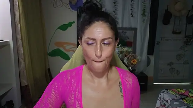 Snapshot of caro_mature_wild_hot chatting on December 6, 2024, 8:12 pm caro mature wild hot online show from December 6, 2024, 8:12 pm