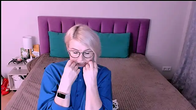 sabrinamacmarren online show from October 30, 2025, 3:42 pm