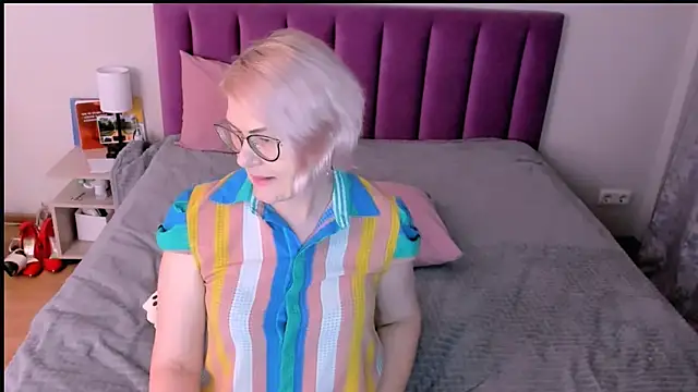 sabrinamacmarren online show from December 5, 2025, 6:06 pm