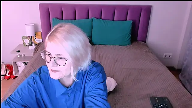 sabrinamacmarren online show from November 10, 2025, 5:18 pm