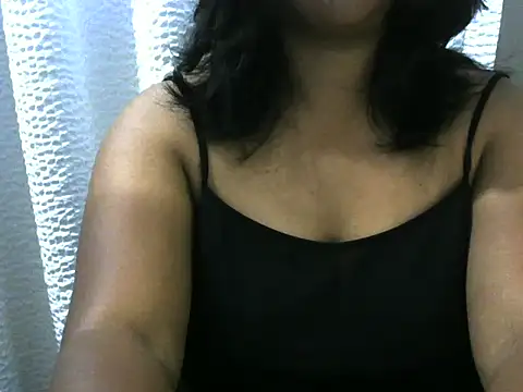 Snapshot of Artinah22 chatting on December 17, 2025, 9:42 pm Artinah22 online show from December 17, 2025, 9:42 pm