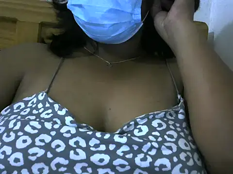 Snapshot of Artinah22 chatting on November 14, 2025, 10:24 pm Artinah22 online show from November 14, 2025, 10:24 pm