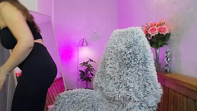 Snapshot of LallyHill chatting on February 21, 2025, 4:05 pm LallyHill online show from February 21, 2025, 4:05 pm