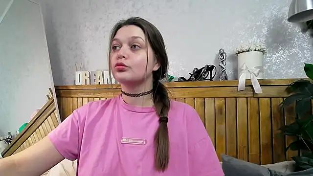 Snapshot of LallyHill chatting on March 3, 2025, 9:34 am LallyHill online show from March 3, 2025, 9:34 am