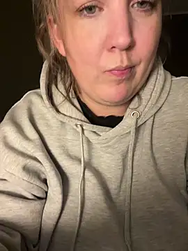 Snapshot of Anna_Alexa chatting on December 17, 2025, 4:01 pm Anna Alexa online show from December 17, 2025, 4:01 pm