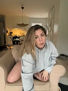 Snapshot of Anna_Alexa chatting on November 10, 2025, 7:24 am Anna Alexa online show from November 10, 2025, 7:24 am