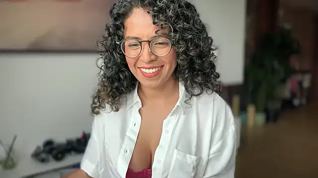 Snapshot of illaroom chatting on October 28, 2025, 4:50 pm illaroom online show from October 28, 2025, 4:50 pm