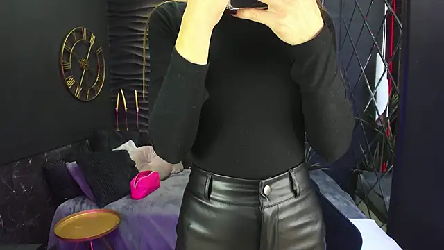 Snapshot of DianaMagestic chatting on November 17, 2025, 1:37 pm DianaMagestic online show from November 17, 2025, 1:37 pm