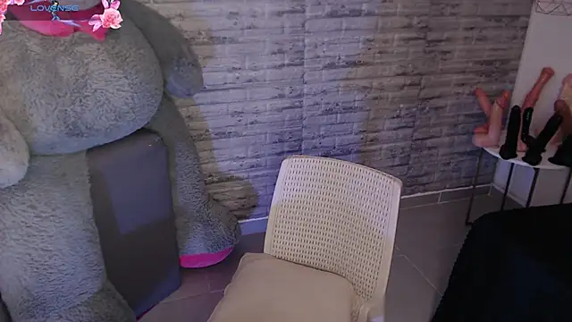 Snapshot of TinnaCobb chatting on November 10, 2025, 4:23 pm TinnaCobb online show from November 10, 2025, 4:23 pm