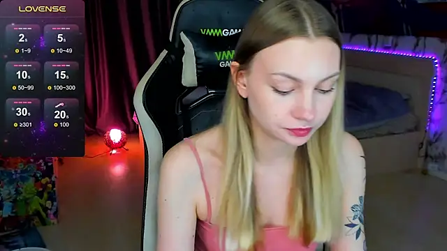 Snapshot of BiMolly chatting on November 8, 2025, 8:01 pm BiMolly online show from November 8, 2025, 8:01 pm