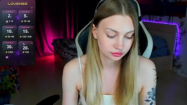 Snapshot of BiMolly chatting on December 5, 2025, 3:10 pm BiMolly online show from December 5, 2025, 3:10 pm