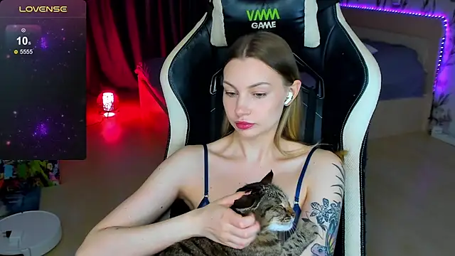 Snapshot of BiMolly chatting on November 11, 2025, 1:39 pm BiMolly online show from November 11, 2025, 1:39 pm