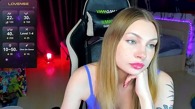 Snapshot of BiMolly chatting on October 26, 2025, 9:26 pm BiMolly online show from October 26, 2025, 9:26 pm