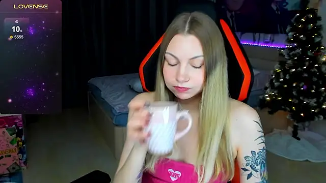 Snapshot of BiMolly chatting on January 13, 2026, 10:57 pm BiMolly online show from January 13, 2026, 10:57 pm