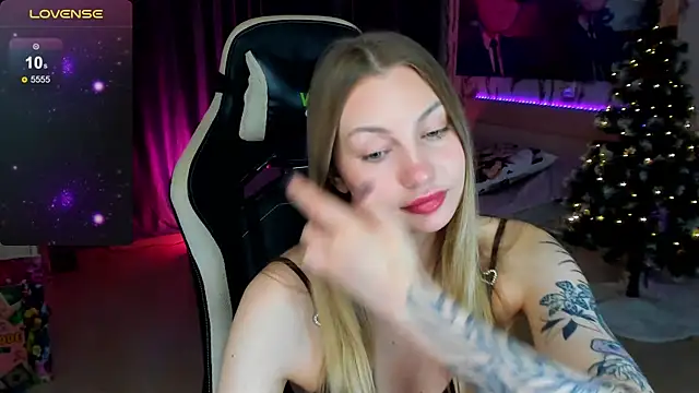 Snapshot of BiMolly chatting on December 22, 2025, 9:04 pm BiMolly online show from December 22, 2025, 9:04 pm