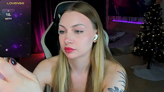 Snapshot of BiMolly chatting on December 19, 2025, 11:18 pm BiMolly online show from December 19, 2025, 11:18 pm