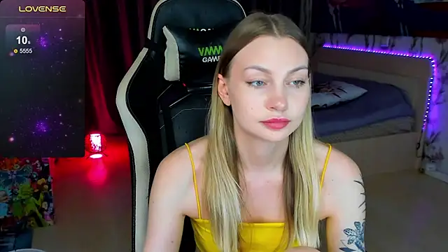 Snapshot of BiMolly chatting on November 9, 2025, 2:32 pm BiMolly online show from November 9, 2025, 2:32 pm