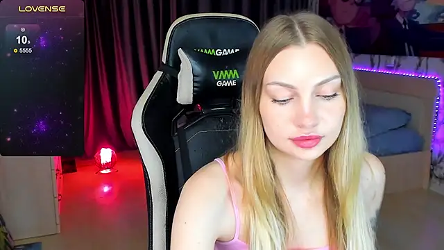 Snapshot of BiMolly chatting on October 14, 2025, 6:30 pm BiMolly online show from October 14, 2025, 6:30 pm