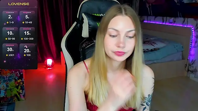 Snapshot of BiMolly chatting on October 31, 2025, 10:27 pm BiMolly online show from October 31, 2025, 10:27 pm