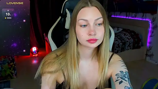 Snapshot of BiMolly chatting on December 3, 2025, 2:01 am BiMolly online show from December 3, 2025, 2:01 am