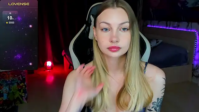 Snapshot of BiMolly chatting on October 24, 2025, 4:06 pm BiMolly online show from October 24, 2025, 4:06 pm