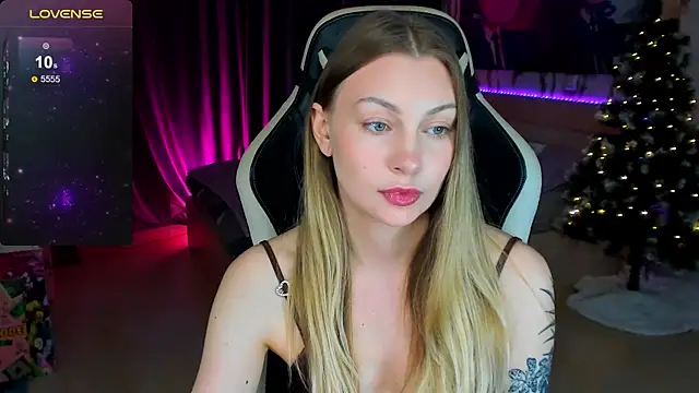 Snapshot of BiMolly chatting on December 21, 2025, 8:53 pm BiMolly online show from December 21, 2025, 8:53 pm