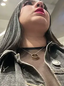 Elle online show from February 22, 2025, 8:42 pm