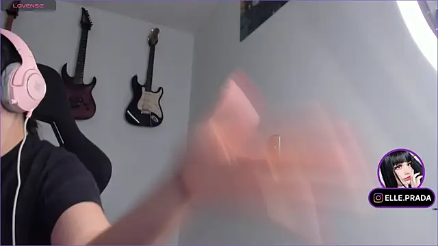 Elle online show from March 18, 2025, 5:12 pm