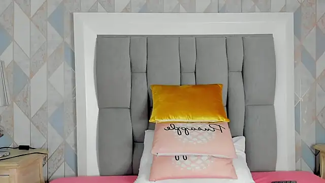 Princsgirl  online show from February 20, 2026, 7:27 pm