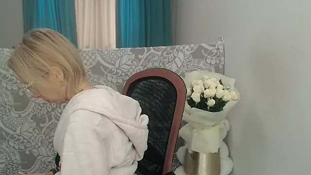 LuxuryNika online show from November 28, 2025, 9:20 am