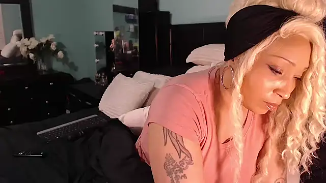 Snapshot of msbaddiebabe101 chatting on January 18, 2025, 12:24 am msbaddiebabe101 online show from January 18, 2025, 12:24 am