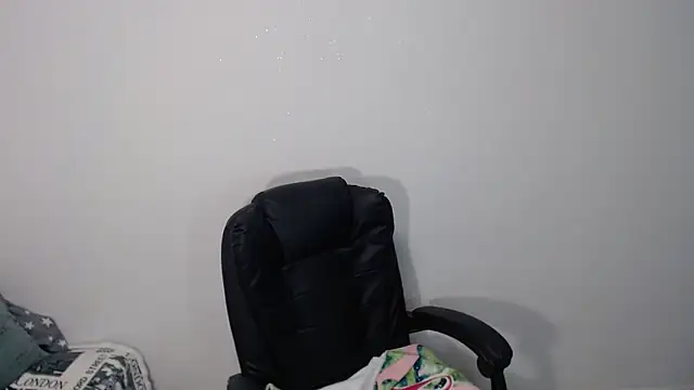 erikaerika online show from October 1, 2025, 9:25 am