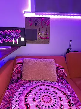 MaggyMayI online show from April 14, 2026, 4:01 pm