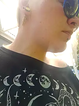 Snapshot of PinkTheHawk chatting on November 9, 2025, 1:31 am PinkTheHawk online show from November 9, 2025, 1:31 am