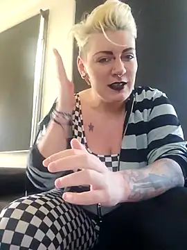 Snapshot of PinkTheHawk chatting on November 16, 2025, 12:48 am PinkTheHawk online show from November 16, 2025, 12:48 am