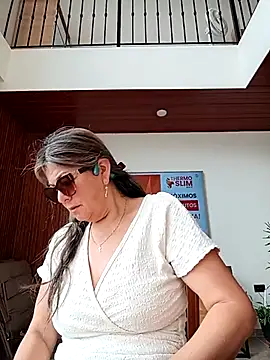 Snapshot of emma_tour chatting on April 20, 2026, 1:56 pm emma tour online show from April 20, 2026, 1:56 pm