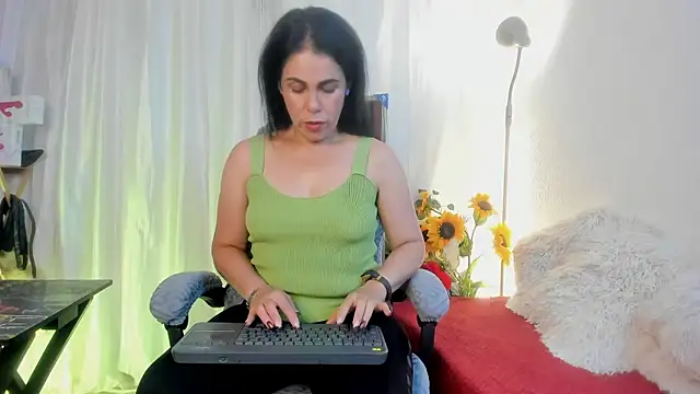 Snapshot of girasol_walton chatting on May 7, 2026, 1:58 pm girasol walton online show from May 7, 2026, 1:58 pm
