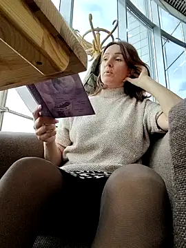 Snapshot of EvaXOAir chatting on November 18, 2025, 6:28 am EvaXOAir online show from November 18, 2025, 6:28 am