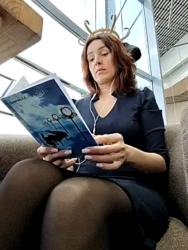 Snapshot of EvaXOAir chatting on November 12, 2025, 4:05 am EvaXOAir online show from November 12, 2025, 4:05 am