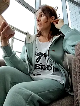 Snapshot of EvaXOAir chatting on November 11, 2025, 5:02 am EvaXOAir online show from November 11, 2025, 5:02 am