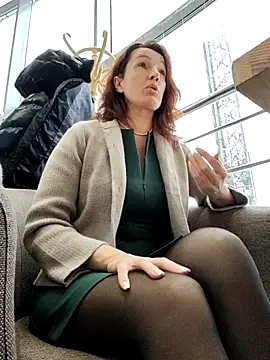 Snapshot of EvaXOAir chatting on December 3, 2025, 6:47 am EvaXOAir online show from December 3, 2025, 6:47 am