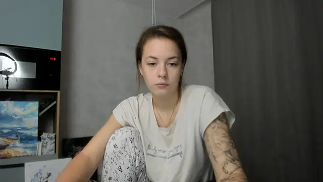 Snapshot of why_again_me chatting on December 3, 2025, 2:16 pm why again me online show from December 3, 2025, 2:16 pm