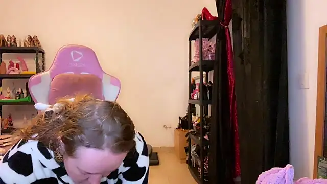 Snapshot of kisicaxx chatting on December 3, 2025, 5:12 pm kisicaxx online show from December 3, 2025, 5:12 pm