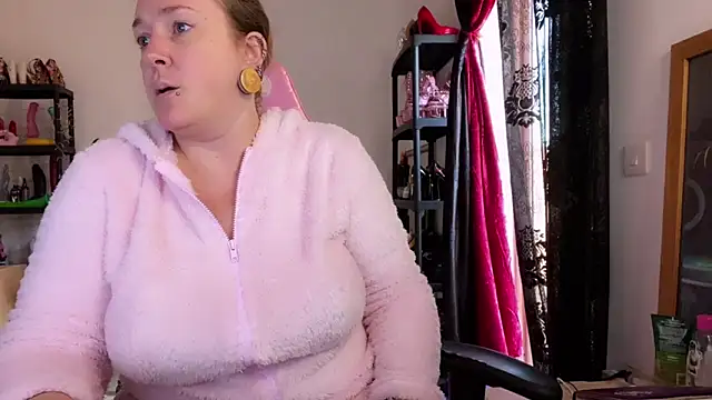 Snapshot of kisicaxx chatting on November 13, 2025, 6:28 am kisicaxx online show from November 13, 2025, 6:28 am