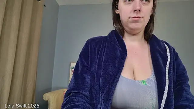 Snapshot of LeiaSwift chatting on March 7, 2025, 12:01 pm LeiaSwift online show from March 7, 2025, 12:01 pm